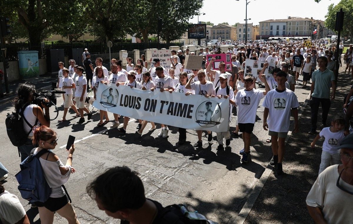 Unas 4.500 personas en la marcha blanca en homenaje al joven asesinado a golpes Unas 4.500 personas en la marcha blanca en homenaje al joven asesinado a golpes